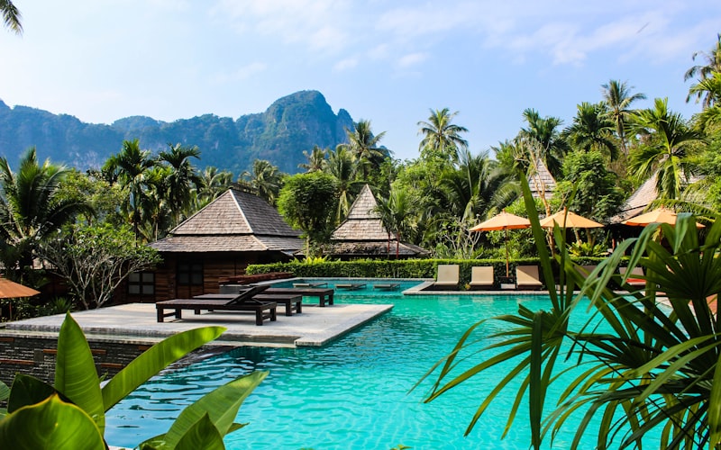 水上运动场景，皮划艇爱好者在湖面划行